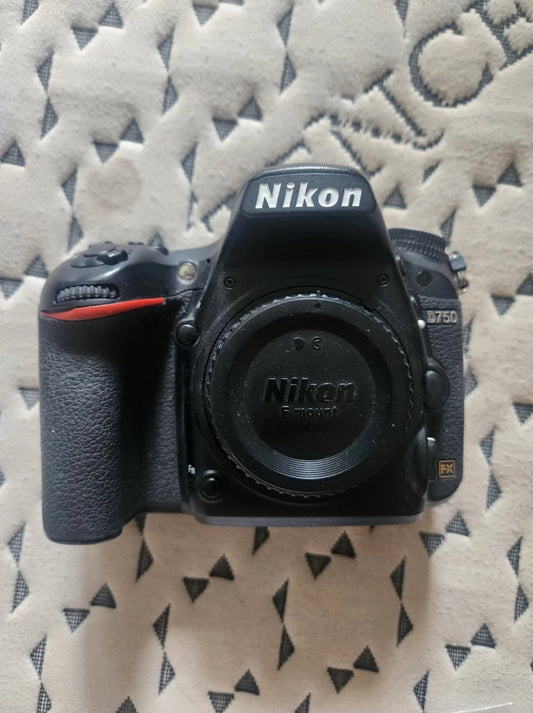 Nikon 750 like new