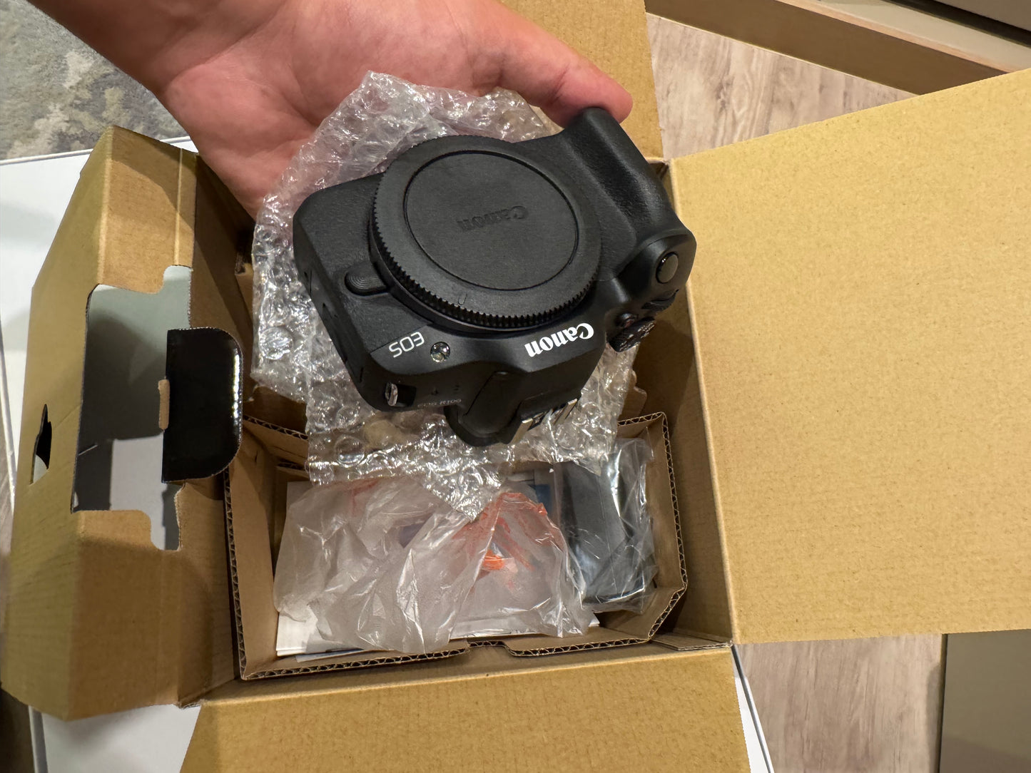 Body canon R100 like new Boxed - Camera World 